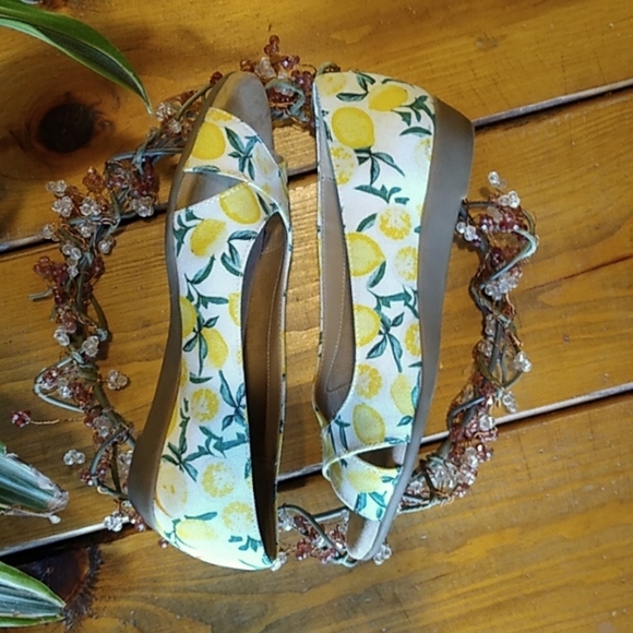 Aerosoles Silver Platter Open Toe Wedge Heel. 8 M. White,Yellow,Green Citrus - Picture 7 of 9